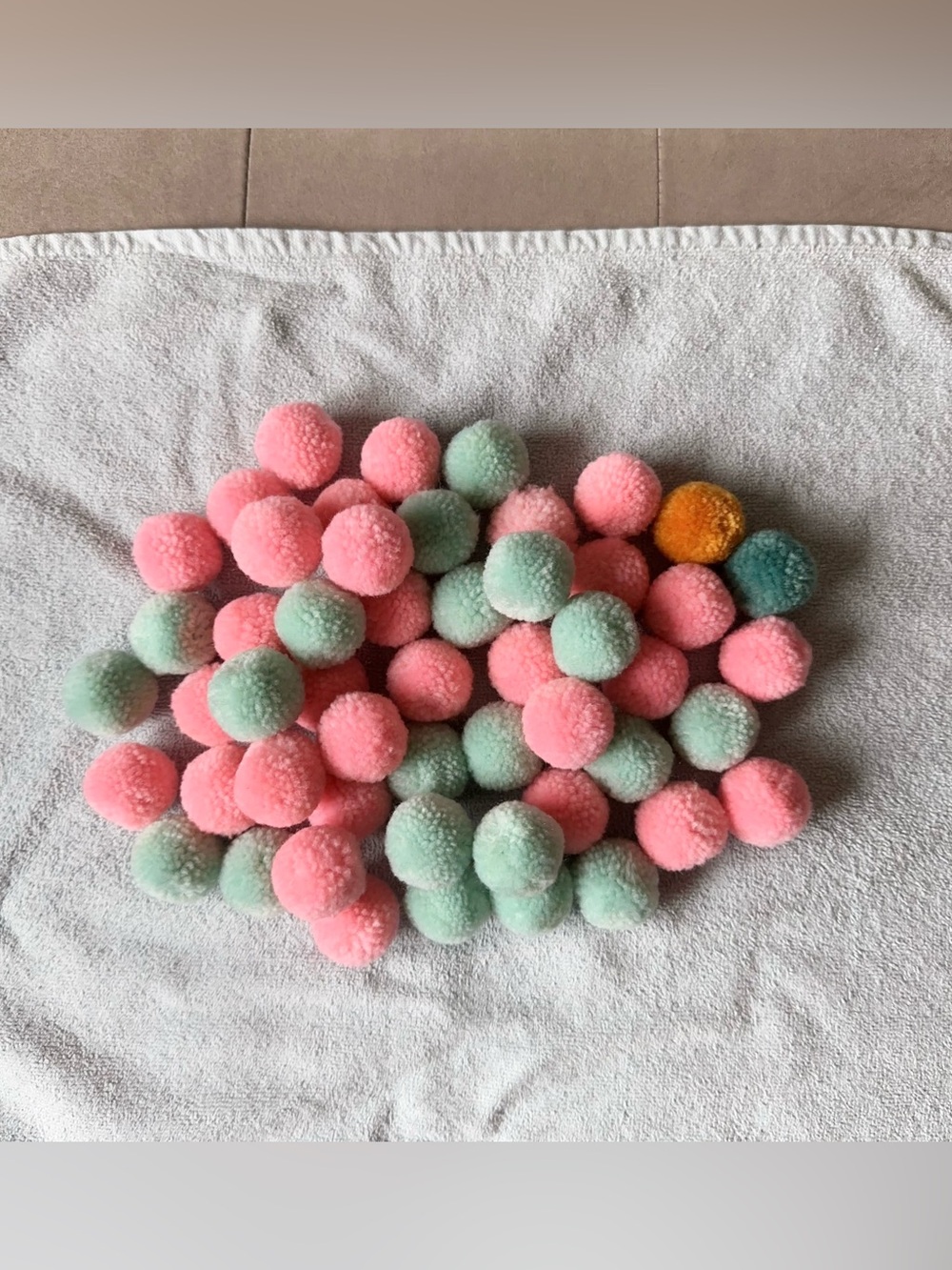 Brand New Pom Pom 52 Pieces